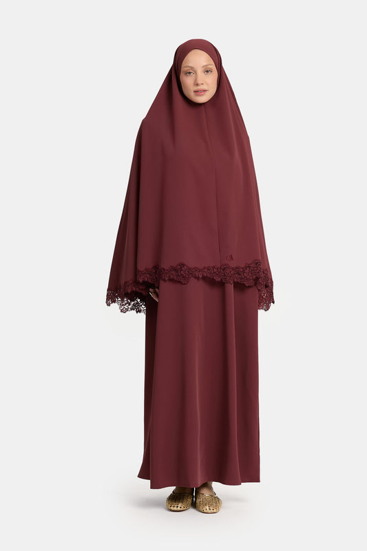 Khimar mit gewelltem Spitzenrand in Mahagonirot