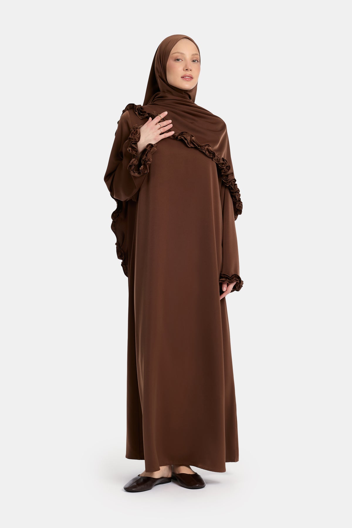 Abaya satinée à volants ondulés marron