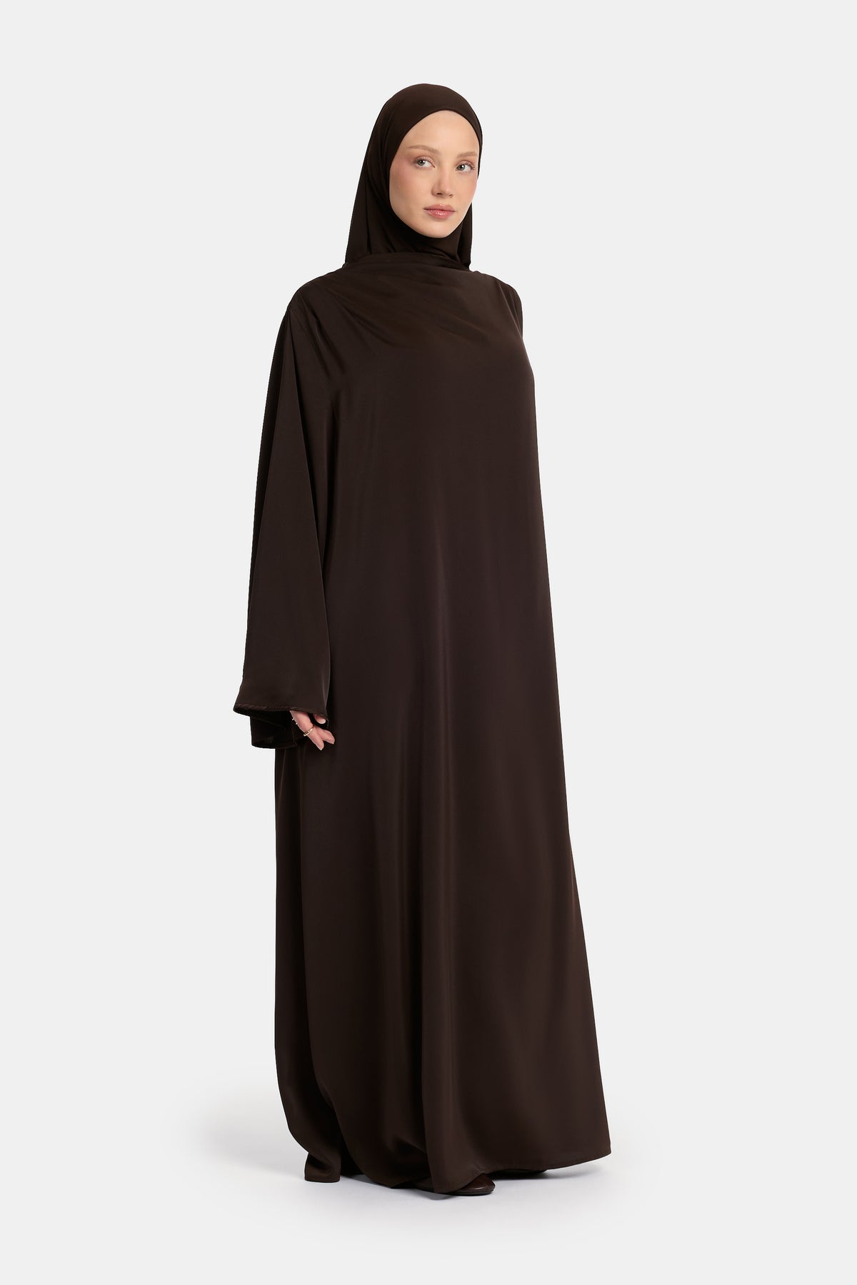 Abaya asymétrique en satin brun profond